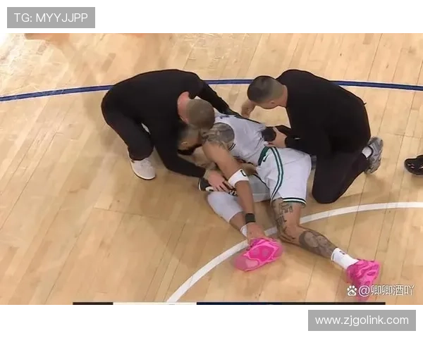 默里传球失误瞬间塔图姆接球如飞鸟双手暴扣震撼全场